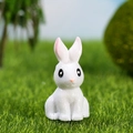 Miniatur-Hasenfigur aus weißem Harz mit Fellstruktur und rosa Ohren für Deko - Weiß