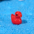 Miniatuur rode eend hars beeldje voor mos micro landschap en succulent decoratie - Rood