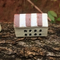 Miniatur-Resin-Haus für Moos-Mikrolandschaften mit weiß-braun gestreiftem Dachdesign - 4.5CM / Hellbraun