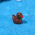 Miniatuur eendenbeeldje van donkerbruine hars voor moslandschap en decoratie van planten - koffiekleur