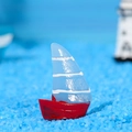Miniatur Segelboot aus Harz mit rotem Rumpf und blauen Segeln für DIY Mikrolandschaft - Klein / Blau