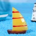 Mini-Segelboot aus Harz mit gelben Segeln und roten Streifen für Mikrolandschaften - Groß / Gelb