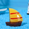 Miniatur Segelboot aus Harz mit gelben Segeln für maritime Mikrolandschaft Dekoration - Mittel / Gelb