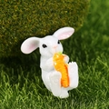 Miniatura di coniglio in resina con carota su paesaggio di finto muschio - Seduto Con Carota (No.1)
