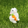 Simpatica statuetta in miniatura di coniglio bianco in resina con carota per decoro - Abbraccia Grande Carota (No.2)