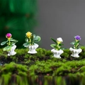 Miniatur-Puppenhaus-Pflanzen mit vier bunten Blumen auf natürlicher Moosbasis - Mehrfarbiger Gemischter Stil