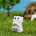 Miniatur Kätzchen aus Kunstharz in Weiß mit grauen Flecken für DIY Gartendekoration - Sitzend mit Pfoten im Gesicht Stil