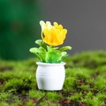 Miniatuur poppenhuis plant met helder gele bloem in een witte ronde keramische pot - Geel