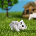 Miniatur Katzenfigur aus Harz in liegender Pose für Mikrolandschaft und Gartendeko - Auf dem Rücken Rollend Stil