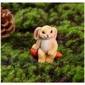 Miniatur-Hasenfigur aus Harz auf einer Karotte für DIY Garten-Mikrolandschaft - Hase auf Karotte sitzend