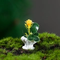 Mini-Blume in weißem Rippentopf für die Dekoration von Puppenhaus-Gartenlandschaften - Gelbes Modell (Nr. 2)