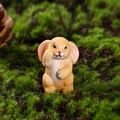 Miniatur-Hasenfigur aus Harz in Hellbraun mit rosa Ohren für die Gartendeko - Winkender Hase