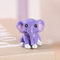 Figura miniatura de elefante de resina púrpura con pies blancos para jardín - Elefante Sentado (Estilo 2)