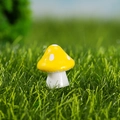 Miniatuur gele hars paddenstoel met witte stippen voor micro-landschap decoratie - Geel