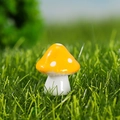 Miniatuur gele hars paddenstoel met witte stippen voor sprookjesachtige tuin decor - Oranje