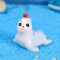 Mini figurine de phoque en résine blanche avec taches violettes et chapeau rouge pour décor - Père Otarie Blanc Violet