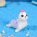 Mini figurine de phoque en résine avec chapeau rose et taches mauves sur sable bleu - Mère Otarie Blanc Violet