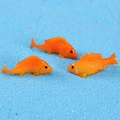 Lot de trois figurines de poissons orange en résine sur gravier bleu pour décor - Poisson rouge