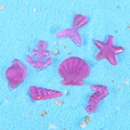 Figurines d'océan en résine violette avec étoiles de mer et coquillages sur sable - Rose rouge