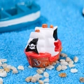Mini barco pirata con velas de calavera sobre arena azul para micro paisaje DIY - Barco Pirata con Calavera (WX-2022107)