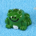 Figurine de grenouille miniature en résine sur paysage de sable bleu décoratif - Grenouille Peinte à Ventre Blanc