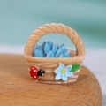 Miniatur-Harzkorb mit blauen Sukkulenten und Marienkäfer für DIY-Mikrolandschaftsdeko - Käfer Muster Korb