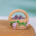 Miniatur-Blumenkorb aus Harz mit lila Sukkulenten und gewebten Texturdetails - Trauben Korb