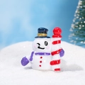 Miniatura de muñeco de nieve de resina con sombrero azul y poste para paisajes navideños - No.1 (Sombrero Azul Bufanda Púrpura con Palo)
