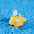 Miniature figurine de pingouin assis sur baleine jaune pour paysage marin - Baleine Jaune avec Manchot (Style B)