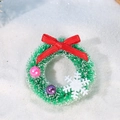 Mini corona de Navidad verde con lazo rojo y efecto nieve sobre fondo blanco de invierno - Guirnalda de Navidad rosa con cuentas (N.º 5)