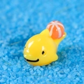 Gelbe Wal-Miniaturfigur mit orangefarbener Kugel für Mikro-Landschaftsdekoration - Gelber Wal mit Orangenkugel (Stil E)