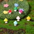 Kit micro paesaggio con funghi colorati in resina e piccoli fiori su muschio verde - Fungo Colorato