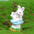 Figurine de lapin blanc appuyé sur un champignon bleu pour mini paysage - Lapin couché avec champignon bleu (n° 3)