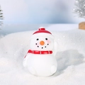 Figura de muñeco de nieve navideño con gorro rojo y bufanda en escena de invierno - Adorno de Muñeco de Nieve de Navidad con Bufanda (Nº 7)