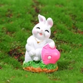Figurine de lapin mignon en résine avec collier doré tenant une pêche rose au jardin - Lapin tenant un ornement rose (n° 4)