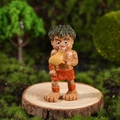 Statuina di cavernicolo in resina con gonna arancione su base di muschio per DIY - Uomo Selvaggio con Carne (3 Hao Ye Ren)