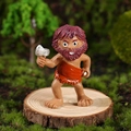 Statuina in resina di uomo delle caverne con ascia su base rustica in legno decorativa - Uomo Selvaggio con Ascia di Pietra (4 Hao Ye Ren)