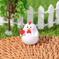 Mini figura de pollo de resina con una rosa roja para decor de micro paisaje - Estilo 1 (Pollito con flor roja)