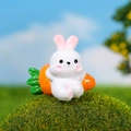 Miniatura di coniglio bianco in resina con carota per decorazione di bonsai e vasi - In Piedi Che Porta la Carota (N.1)