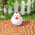Figura de pollito en miniatura de resina blanca para micro paisaje y jardín - Estilo 3 (Pollito clásico con cresta roja)