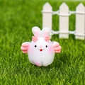 Figurine de lapin blanc miniature avec fleur rose sur l'herbe pour micro paysages - Style 1 (Fleur Rose)