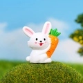 Statuetta in resina di coniglio bianco con carota per decorazioni bonsai mini - Seduto Appoggiato alla Carota (N.2)
