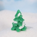 Miniatuur groene kerstboom met witte sneeuwdetails voor kerstlandschappen - Groene Besneeuwde Kerstboom Stijl