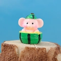 Miniatura di elefante rosa con cappello a anguria in resina su base in legno - Stile 3-Elefante Anguria Rosa Seduto
