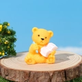 Simpatica statuina di orsetto giallo in resina che legge per decorazione micro paesaggi - Papà Orso