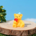 Statuetta di orsetto in resina gialla con berretto blu e rosa rossa per decoro bonsai - Figlio Dell'orso
