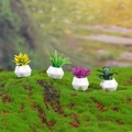 Set di 4 piante in miniatura per casa delle bambole con vasi bianchi e fiori finti - Varietà Assortita Multicolore