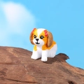 Miniatur Shih Tzu Figur aus Harz mit roten Schleifen auf natürlicher Holzunterlage - Shih Tzu mit Schleifen Stil (Nr. 4)