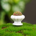 Miniatur-Puppenhaus Blumentopf mit rosa-grüner beflockter Pflanze in weißem Pflanzgefäß - Stil B