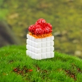 Modello di torta in miniatura per casa delle bambole con bacche rosse su muschio - Stile Pianta Rossa